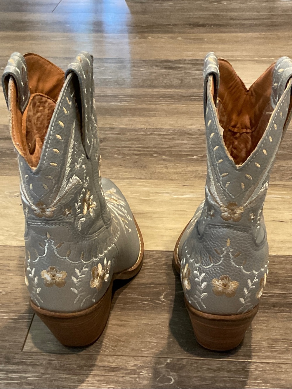 Dingo Women's Silver Gray Floral Embroidered Western Booties (NWOT) - Picture 6 of 8